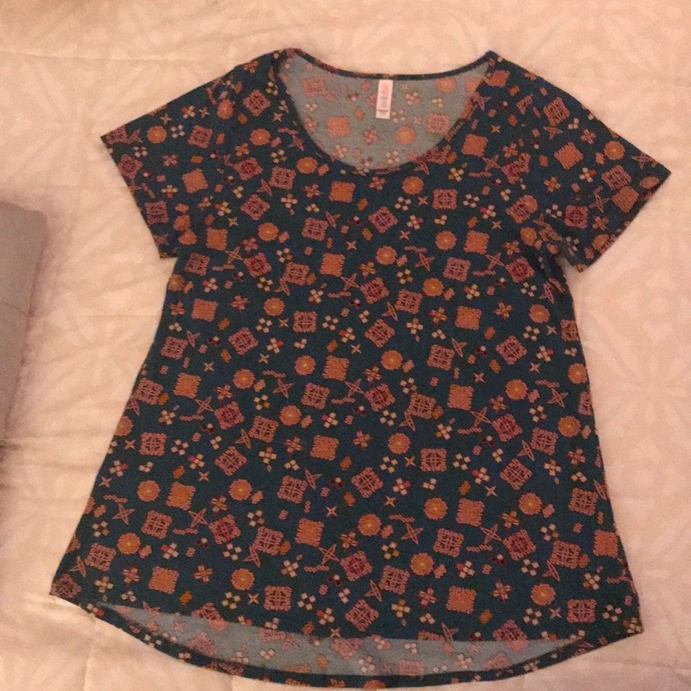 LuLaRoe Classic T Shirt in Large